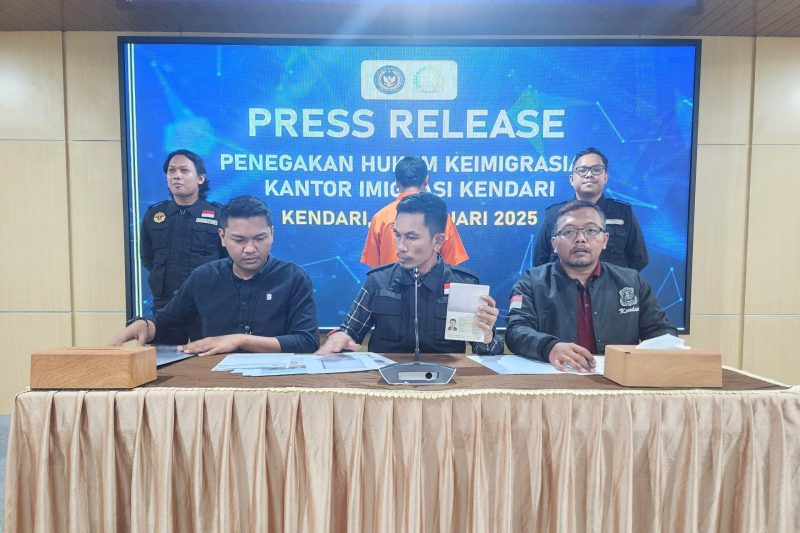 Kantor Imigrasi Kelas I TPI Kendari mendeportasi WNA China yang bermasalah. Foto: Dok.Imigrasi Kendari