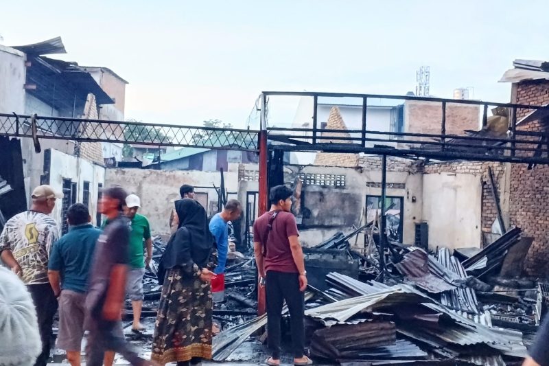 Kondisi satu unit rumah di Jalan Sei Belutu, Medan Baru, Kota Medan, hangus dilalap si jago merah, Selasa (21/1). Foto: topikseru.com/Muchlis