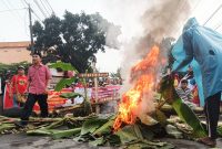 Ratusan warga memblokade Jalan Pantai Timur dalam aksi menolak rencana eksekusi lahan oleh PN Medan, Kamis (23/1). Foto: topikseru.com/Muchlis
