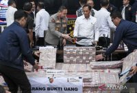 Dirtipideksus Bareskrim Polri Brigjen Pol Helfi Assegaf (kanan) bersama Karo Penmas Div Humas Polri Brigjen Pol Trunoyudo Wisnu Andiko (kiri) menunjukan barang bukti uang saat konferensi pers terkait penetapan tersangka Tindak Pidana Pencucian Uang (TPPU) hasil judi 'online' di Gedung Bareskrim Mebes Polri, Jakarta, Kamis (16/1/2025). ANTARA FOTO/Hafidz Mubarak 
