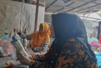Kadis Lingkungan Hidup Tapteng Erni Batubara (depan) dan Asisten III Bidang Administrasi dan Umum Pemerintah Kabupaten Tapanuli Tengah Nur Zalila Pulungan (belakang), saat melihat Ecobrik sebagai solusi dalam pengelolaan sampah di sekretariat BSY, Jumat (24/1).Topikseru.com/ Jasman Julius