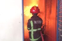 
Dinas Pemadam Kebakaran dan Penyelamatan (Damkarmat) Kota Medan, Sumatera Utara mengerahkan enam armada untuk memadamkan tiga rumah penduduk yang terbakar. Foto: Dok. Damkarmat Kota Medan