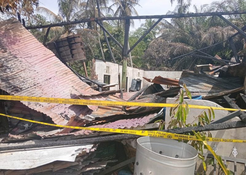 Rumah Ketua KPU Tapteng, Wahid Pasaribu yang ludes dilahap Si jago merah, Jumat (10/1). Foto: Topikseru.com/ Jasman Julius