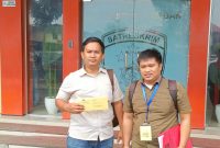 Korban Lutfhi Hakim Fauzie bersama kuasa hukum dari LBH Medan saat mendatangi Mapolrestabes Medan. Foto: Dok. LBH Medan