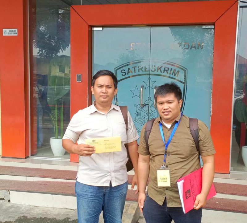 Korban Lutfhi Hakim Fauzie bersama kuasa hukum dari LBH Medan saat mendatangi Mapolrestabes Medan. Foto: Dok. LBH Medan