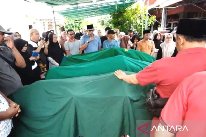 Suasana rumah duka satu keluarga yang tewas akibat ditabrak oleh pengemudi mobil yang dalam pengaruh narkoba. Foto: Antara/Annisa Firdausi