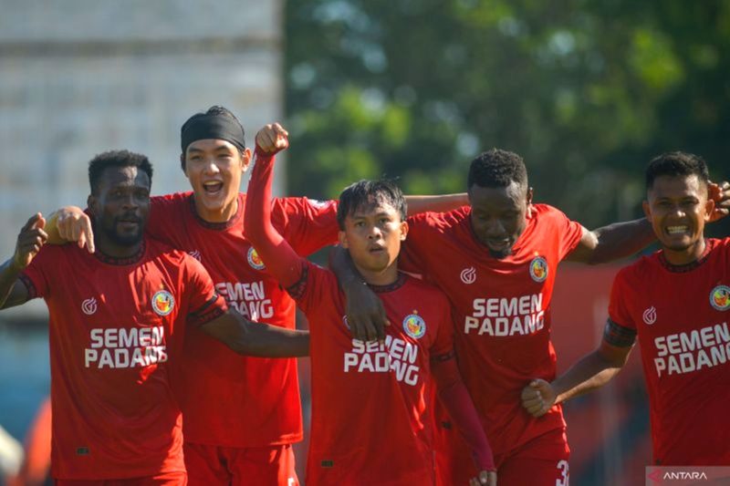 Pesepak bola Semen Padang FC Firman Juliansyah (tengah) berselebrasi bersama rekan-rekannya setelah membobol gawang Arema FC (kiri) pada laga penutup putaran pertama BRI Liga 1 di Stadion H Agus Salim Padang, Sumatera Barat, Jumat (27/12/2024). ANTARA FOTO/Iggoy el Fitra