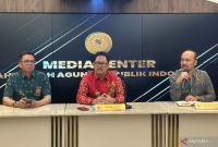 Juru Bicara MA, Yanto (tengah) saat memberikan keterangan pers di Gedung MA, Jakarta, Kamis (2/1/2025). Foto: Antara/Rio Feisal.