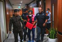 Mantan Ketua Pengadilan Negeri (PN) Surabaya Rudi Suparmono (RS) digiring oleh petugas dan penyidik usai ditetapkan sebagai tersangka dalam kasus dugaan suap terkait vonis bebas Ronald Tannur di Gedung Kejaksaan Agung, Selasa (14/1/2025). Foto: Antara/HO-Kejaksaan Agung RI