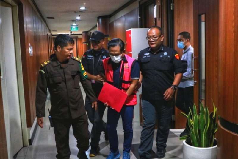 Mantan Ketua Pengadilan Negeri (PN) Surabaya Rudi Suparmono (RS) digiring oleh petugas dan penyidik usai ditetapkan sebagai tersangka dalam kasus dugaan suap terkait vonis bebas Ronald Tannur di Gedung Kejaksaan Agung, Selasa (14/1/2025). Foto: Antara/HO-Kejaksaan Agung RI