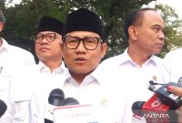 Ketua Umum Partai Kebangkitan Bangsa Muhaimin Iskandar (tengah) saat memberikan keterangan pers di Istana Kepresidenan Bogor, Jawa Barat, Jumat (3/1/2025). Foto: Antara
