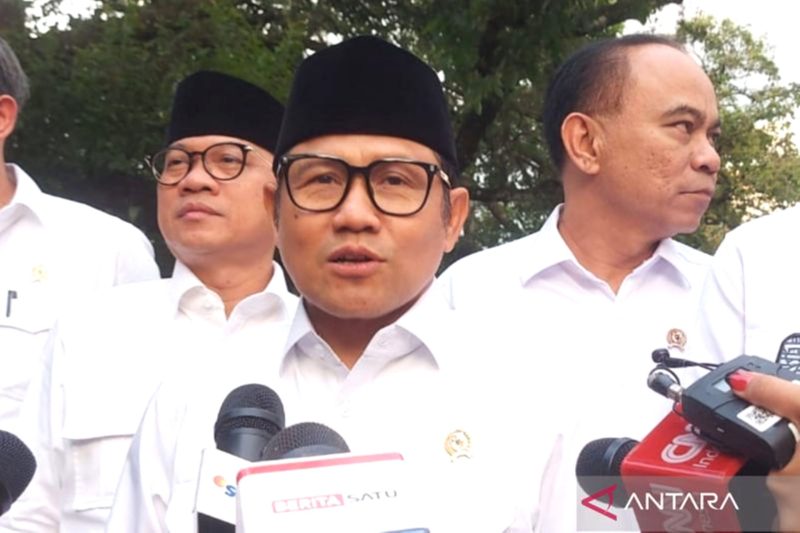 Ketua Umum Partai Kebangkitan Bangsa Muhaimin Iskandar (tengah) saat memberikan keterangan pers di Istana Kepresidenan Bogor, Jawa Barat, Jumat (3/1/2025). Foto: Antara