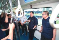 Menteri Badan Usaha Milik Negara (BUMN) Erick Thohir saat menjajal kereta bandara dari Bandara Internasional Soekarno-Hatta menuju Stasiun BNI City, Jakarta, Rabu (1/1/2025). Foto: Antara/HO-Kementerian BUMN