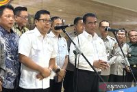 Kepala Badan Pangan Nasional (Bapanas) Arief Prasetyo Adi (kiri) dan Menteri Pertanian (Mentan) Andi Amran Sulaiman (kanan) dalam jumpa pers di kantor Kementerian Pertanian, Jakarta, Kamis (30/1). Foto: Antara/Maria Cicilia Galuh