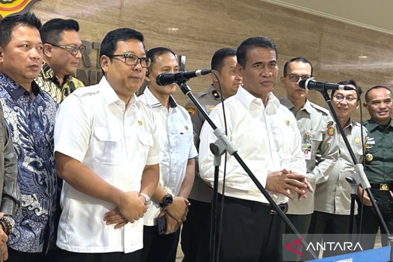 Kepala Badan Pangan Nasional (Bapanas) Arief Prasetyo Adi (kiri) dan Menteri Pertanian (Mentan) Andi Amran Sulaiman (kanan) dalam jumpa pers di kantor Kementerian Pertanian, Jakarta, Kamis (30/1). Foto: Antara/Maria Cicilia Galuh