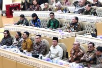 Menteri Agraria dan Tata Ruang/Kepala Badan Pertanahan Nasional (ATR/BPN) Nusron Wahid (keempat kanan) dalam rapat bersama Komisi II DPR RI di Jakarta, Kamis (30/1/2025). Foto: Antara/Harianto