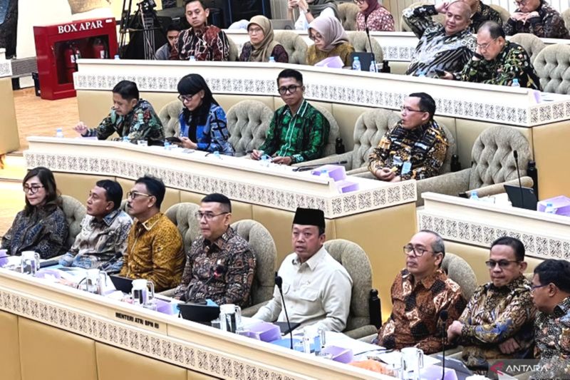 Menteri Agraria dan Tata Ruang/Kepala Badan Pertanahan Nasional (ATR/BPN) Nusron Wahid (keempat kanan) dalam rapat bersama Komisi II DPR RI di Jakarta, Kamis (30/1/2025). Foto: Antara/Harianto