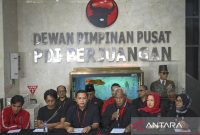 Ketua DPP PDIP Bidang Kehormatan Partai Komarudin Watubun (ketiga kanan) didampingi Ketua Bidang Reformasi Sistem Hukum Nasional DPP PDIP Ronny Talapessy (ketiga kanan), Wakil Sekretaris Jenderal PDIP Adian Napitupulu (kedua kiri) menyampaikan tanggapan terkait penetapan tersangka pada Hasto Kristiyanto di Gedung DPP PDI Perjuangan, Jakarta, Selasa (24/12/2024). ANTARA FOTO/Muhammad Ramdan