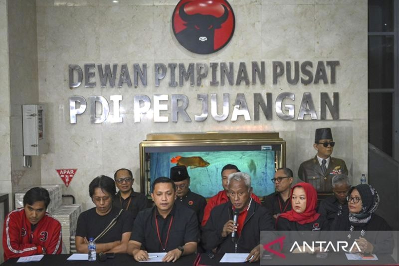 Ketua DPP PDIP Bidang Kehormatan Partai Komarudin Watubun (ketiga kanan) didampingi Ketua Bidang Reformasi Sistem Hukum Nasional DPP PDIP Ronny Talapessy (ketiga kanan), Wakil Sekretaris Jenderal PDIP Adian Napitupulu (kedua kiri) menyampaikan tanggapan terkait penetapan tersangka pada Hasto Kristiyanto di Gedung DPP PDI Perjuangan, Jakarta, Selasa (24/12/2024). ANTARA FOTO/Muhammad Ramdan