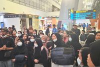 Sebanyak 211 pekerja migran Indonesia (PMI) yang melanggar dokumen keimigrasian di negara Arab Saudi dipulangkan ke tanah air melalui Bandara Internasional Soekarno-Hatta, Tangerang, Banten pada Minggu (12/1/2025) dini hari. Foto: Antara/Azmi Samsul Maarif