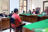 Terdakwa Heppy Christopel Pasaribu ketika mendengarkan putusan majelis hakim di ruang sidang Cakra VI, Pengadilan Negeri Medan, Senin (20/1/2025). Foto: Antara/Aris Rinaldi Nasution