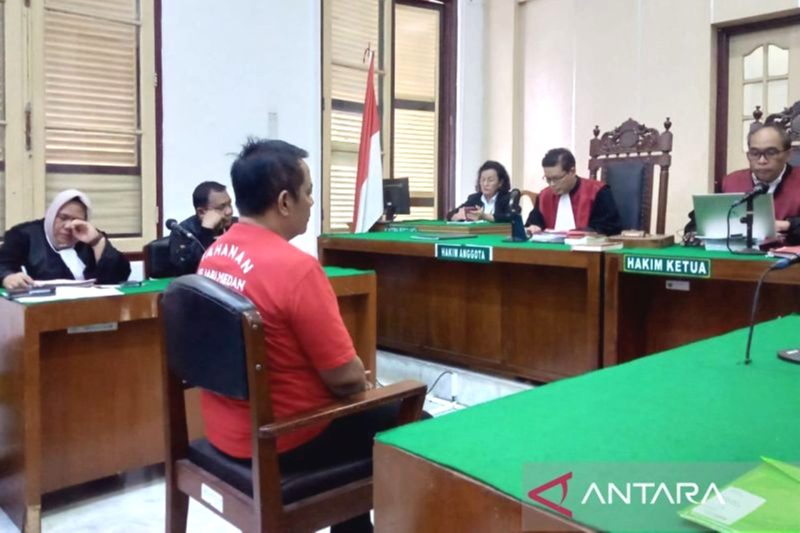 Terdakwa Heppy Christopel Pasaribu ketika mendengarkan putusan majelis hakim di ruang sidang Cakra VI, Pengadilan Negeri Medan, Senin (20/1/2025). Foto: Antara/Aris Rinaldi Nasution