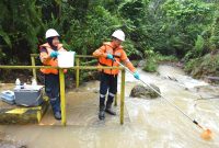 Tim terpadu Pemantau kualitas air sisa proses Tambang Emas Martabe secara rutin sebulan sekali mengambil sampel air untuk memantau kualitas air sisa proses yang dilepaskan ke sungai Batang Toru. Foto: Dok. PTAR