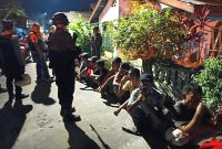 Satuan Brimob Kepolisian Daerah (Polda) Sumatera Utara menangkap terduga penjudi di Kecamatan Medan Belawan, Medan, Rabu (1/1/2025) malam. Foto: Antara/HO-Satuan Brimob Polda Sumut
