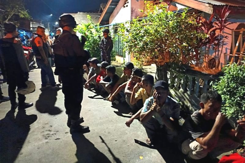 Satuan Brimob Kepolisian Daerah (Polda) Sumatera Utara menangkap terduga penjudi di Kecamatan Medan Belawan, Medan, Rabu (1/1/2025) malam. Foto: Antara/HO-Satuan Brimob Polda Sumut