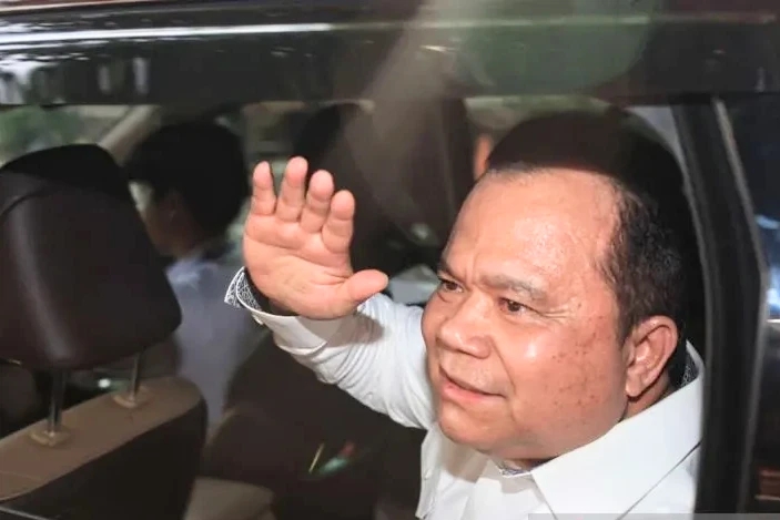 Mantan Direktur Jenderal (Dirjen) Imigrasi  Ronny Frangky Sompie melambaikan tangan usai menjalani pemeriksaan oleh penyidik KPK di Gedung Merah Putih, Jakarta, Jumat (3/1). Foto: Antara