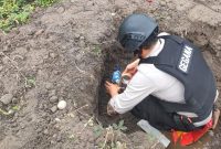 Personel Satuan Brimob Kepolisian Daerah (Polda) melakukan pemusnahan bom di Desa Sukarende, Kecamatan Kutalimbaru, Kabupaten Deliserdang, Sumatera Utara, Senin (20/1/2025). Foto: Antara/HO-Sat Brimob Polda Sumut