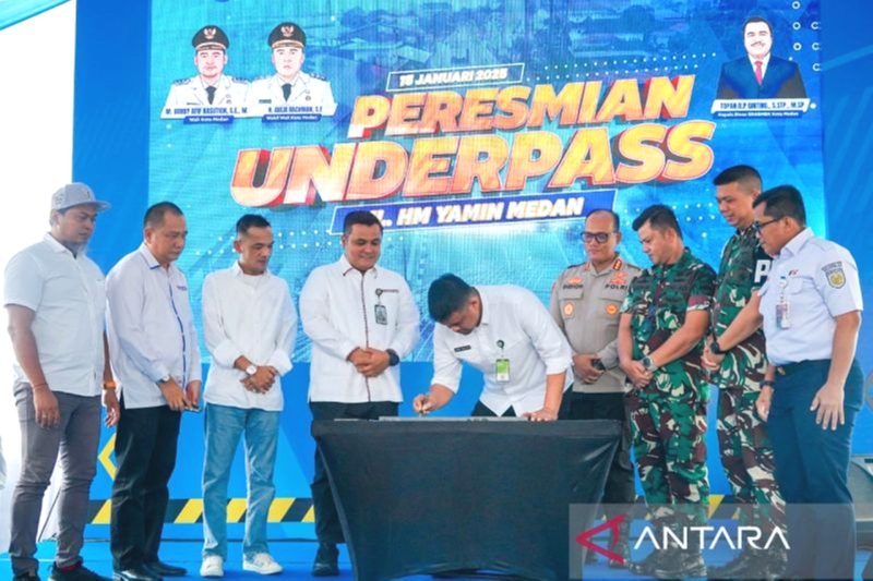 Wali Kota Medan Bobby Nasution melakukan penandatanganan atas peresmian underpass Jalan HM Yamin Medan, Sumut, Rabu (15/1/2025). Foto: Diskominfo Medan