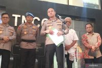 Kepala Biro Penerangan Masyarakat (Karopenmas) Divhumas Polri Brigjen Pol Trunoyudo Wisnu Andiko (tengah) berbicara dengan awak media di Gedung TNCC Mabes Polri, Jakarta, Kamis (2/1/2025). Foto: Antara