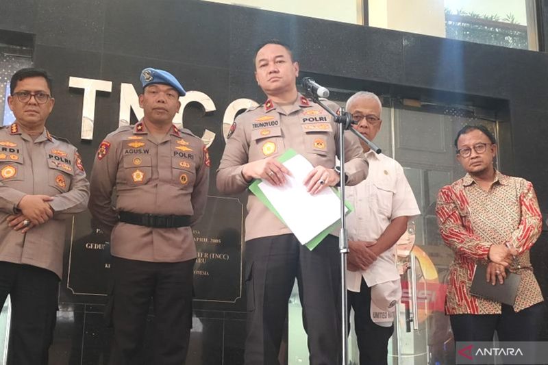 Kepala Biro Penerangan Masyarakat (Karopenmas) Divhumas Polri Brigjen Pol Trunoyudo Wisnu Andiko (tengah) berbicara dengan awak media di Gedung TNCC Mabes Polri, Jakarta, Kamis (2/1/2025). Foto: Antara
