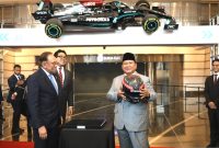 Presiden RI Prabowo Subianto menunjukkan helm tim balap Mercedes-AMG Petronas yang diberikan oleh PM Malaysia Anwar Ibrahim di Menara Kembar Petronas, Kuala Lumpur, Malaysia, Senin (27/1). Foto: Tim Media Presiden Prabowo Subianto.