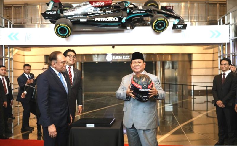 Presiden RI Prabowo Subianto menunjukkan helm tim balap Mercedes-AMG Petronas yang diberikan oleh PM Malaysia Anwar Ibrahim di Menara Kembar Petronas, Kuala Lumpur, Malaysia, Senin (27/1). Foto: Tim Media Presiden Prabowo Subianto.