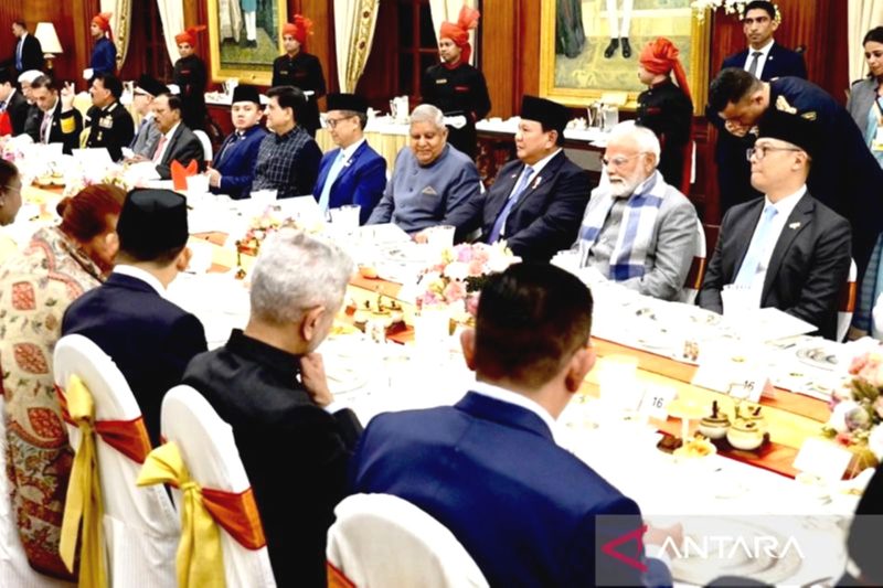 Presiden RI Prabowo Subianto bersama beberapa menteri Kabinet Merah Putih menghadiri jamuan makan malam di Istana Kepresidenan India Rashtrapati Bhavan, New Delhi, India, Sabtu (25/1/2025). Foto: Antara/HO-Tim Media Presiden Prabowo Subianto.