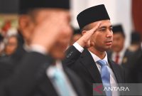 Arsip foto - Utusan Khusus Presiden Bidang Pembinaan Generasi Muda dan Pekerja Seni Raffi Farid Ahmad melakukan sikap hormat saat dilantik Presiden Prabowo Subianto di Istana Negara, Jakarta, Selasa (22/10/2024). Foto: Antara/Sigid Kurniawan