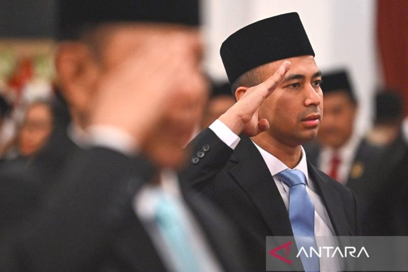 Arsip foto - Utusan Khusus Presiden Bidang Pembinaan Generasi Muda dan Pekerja Seni Raffi Farid Ahmad melakukan sikap hormat saat dilantik Presiden Prabowo Subianto di Istana Negara, Jakarta, Selasa (22/10/2024). Foto: Antara/Sigid Kurniawan