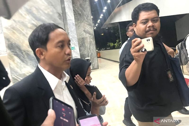Menteri Kehutanan (Menhut) Raja Juli Antoni ditemui awak media seusai Rapat Kerja dengan Komisi IV DPR RI di Gedung Nusantara, Kompleks Parlemen, Senayan, Jakarta Pusat, Kamis (23/1/2025). Foto: Antara/Harianto