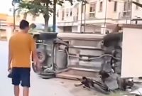Sebuah minibus menabrak sepeda motor yang ditumpangi sekeluarga di Kota Pekanbaru, Riau. Foto: tangkapan layar