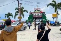 Sejumlah penumpang protes dan terlibat kericuhan dengan petugas karena antrean di Pelabuhan Ajibata, Parapat, Kabupaten Simalungun. Foto: tangkapan layar