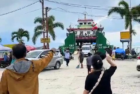 Sejumlah penumpang protes dan terlibat kericuhan dengan petugas karena antrean di Pelabuhan Ajibata, Parapat, Kabupaten Simalungun. Foto: tangkapan layar
