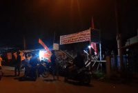 Warga di Medan Helvetia blokir jalan menolak eksekusi lahan yang diklaim pihak perumahan.