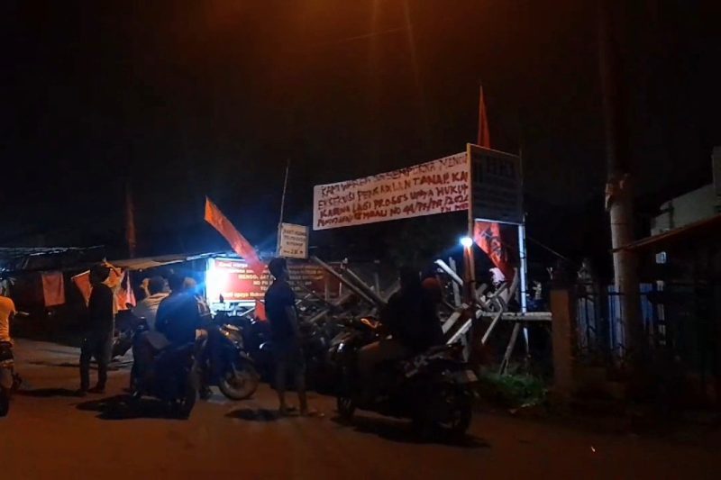 Warga di Medan Helvetia blokir jalan menolak eksekusi lahan yang diklaim pihak perumahan.