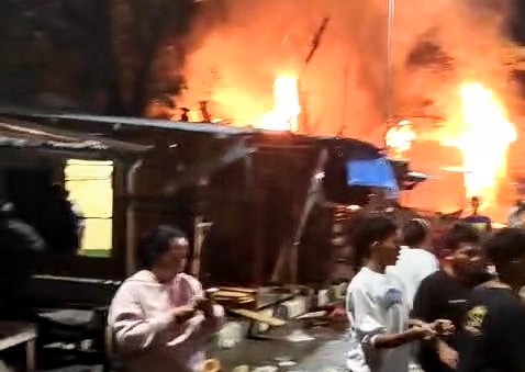 Tangkapan layar video saat Komplek Pasar Sibolga Nauli Kebakaran, Rabu (29/1) malam.