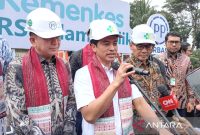 Wakil Menteri Kesehatan (Wamenkes) Dante Saksono Harbuwono memberikan keterangan kepada awak media di Medan, Sumatera Utara, Kamis (16/1/2025). Foto: Antara/M. Sahbainy Nasution