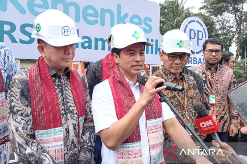 Wakil Menteri Kesehatan (Wamenkes) Dante Saksono Harbuwono memberikan keterangan kepada awak media di Medan, Sumatera Utara, Kamis (16/1/2025). Foto: Antara/M. Sahbainy Nasution