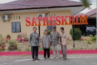 Para saksi terkait dugaan penyerobotan lahan usai menjalani pemeriksaan di Polres Tapteng. Foto: Topikseru.com/ Jasman Julius