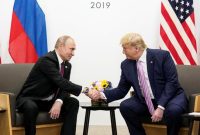 Pertemuan Donald Trump dan Vladimir Putin. Foto: REUTERS/Kevin Lamarque